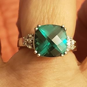 White gold emerald/diamond ring